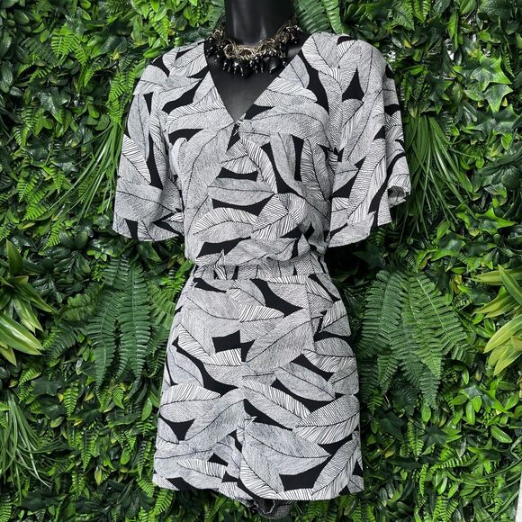 LOFT Romper Women 4P Black White Fern Floral Shorts Jumpsuit Flutter Sleeve 2193 - Picture 1 of 13